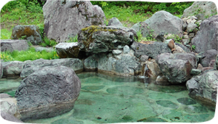 Les hôtes de Roan sont cordialement invités à essayer les bains de notre partenaire Yamazaki Ryokan à Iwama Onsen.